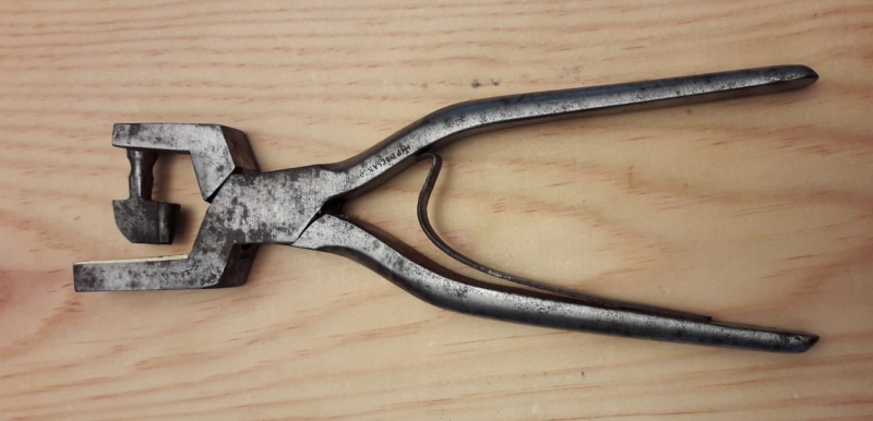 Pince boutonnière