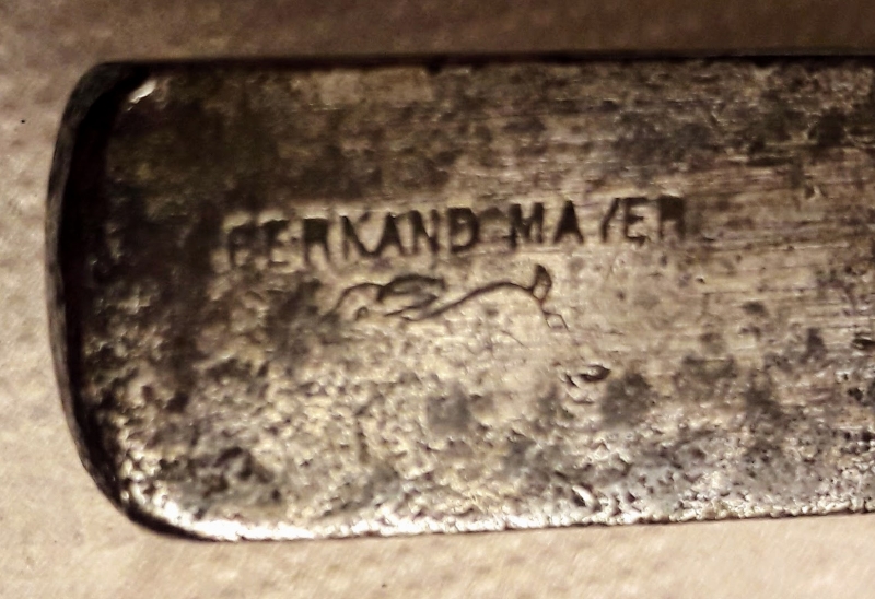 Détail du logo Fernand Mayer du compas à rondelles