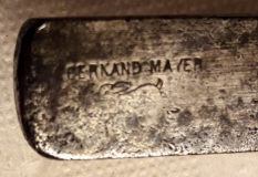 Détail du logo Fernand Mayer du compas à rondelles