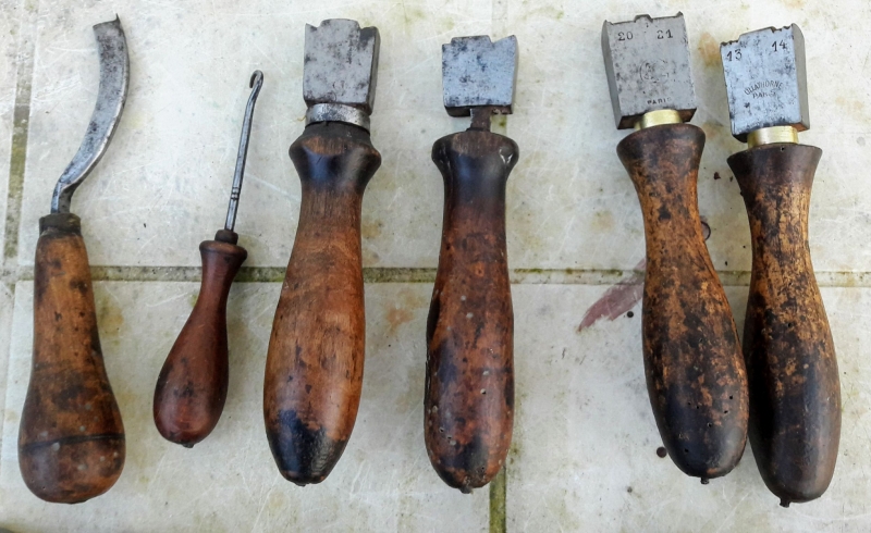 Ebourroir, crochet et fer à lisser