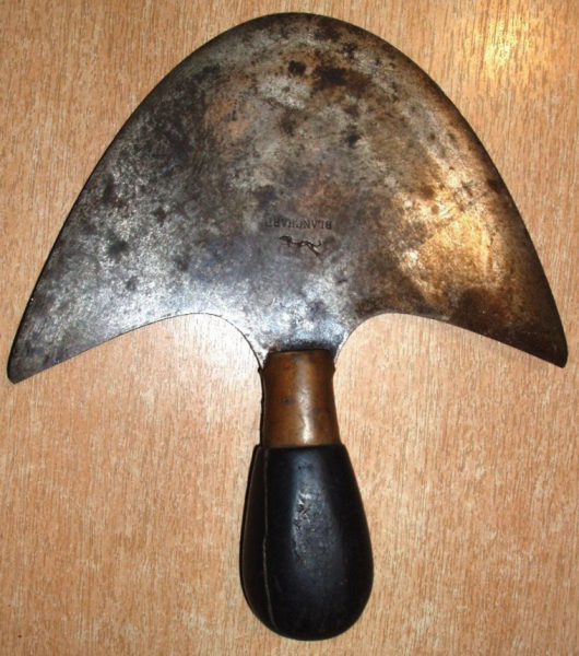 État inutial du couteau à pied haut de lame
