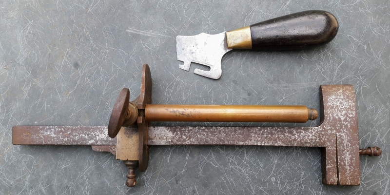 Couteau mécanique G. LUTZ, règle acier 30cm