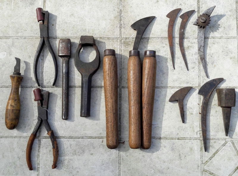 Outils de relieur (principalement)