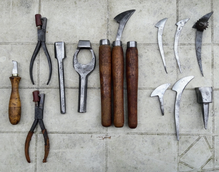 Outils de relieur (principalement)