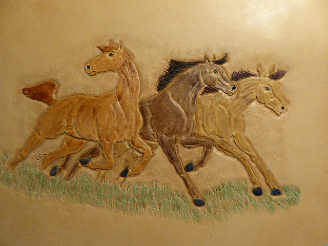 Détails avec Super Shene appliquer sur les motifs afin de les isoler de l'antique sinon ce dernier aurais prit le pas sur la couleur et atténué cette dernière.