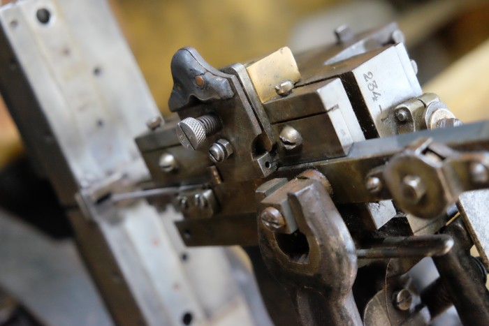 Début de cycle de descente, la platine porte aiguille s'est écartée,  la vis ne porte plus, la plaque de serrage est appuyée, l organe de bridage fait son office