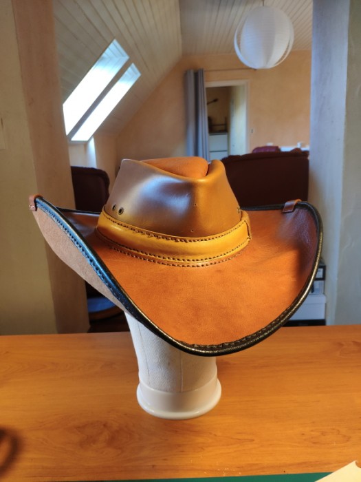 chapeau de cowboy vue avant.jpg