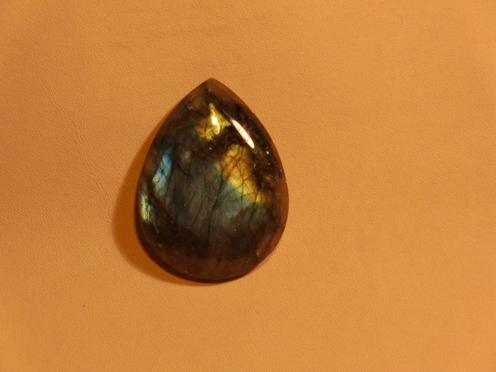 labradorite reflet jaune-vert et reflet bleu non rendu par la photo